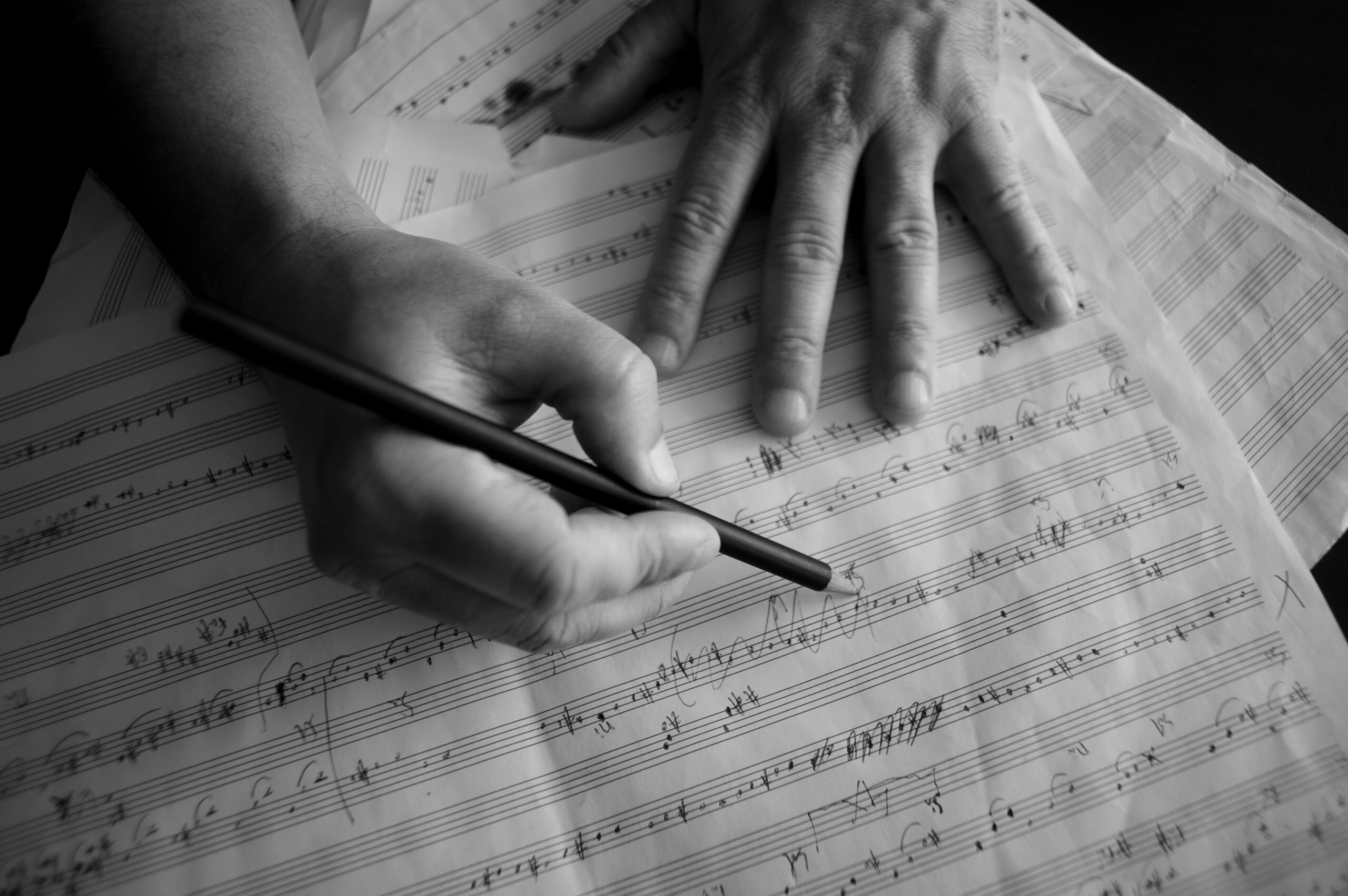 Hugo Oliveira writing piano scores